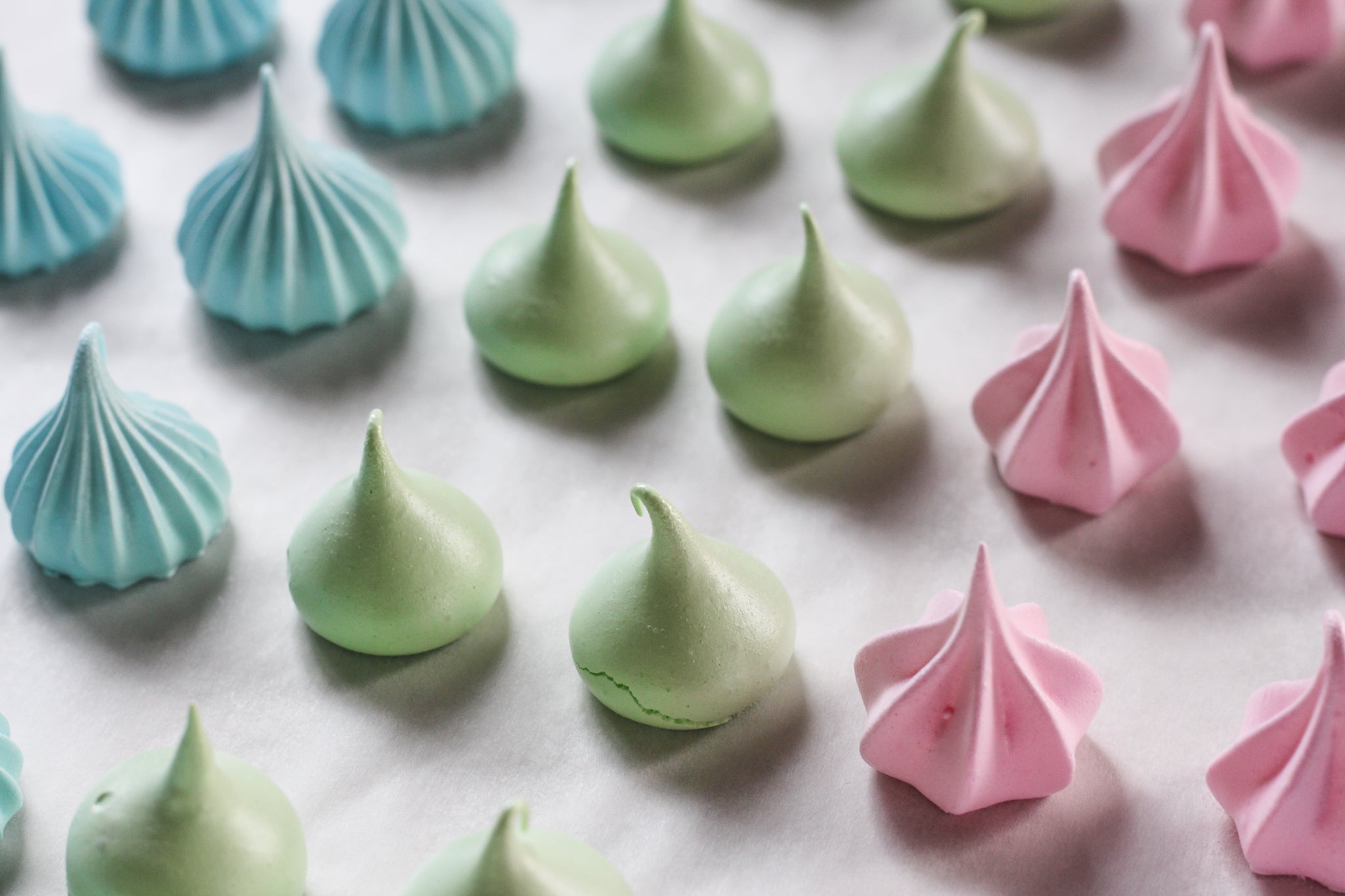 Pastel-Coloured Meringue Kisses